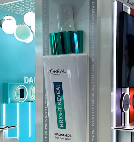 Maquette physique conçue par ARI Maquette, représentant des usines cosmétiques, des cliniques esthétiques, des espaces retail beauté, des architectures spa, et des présentations de technologies beauté pour le BEAUTY FORUM MÜNCHEN.