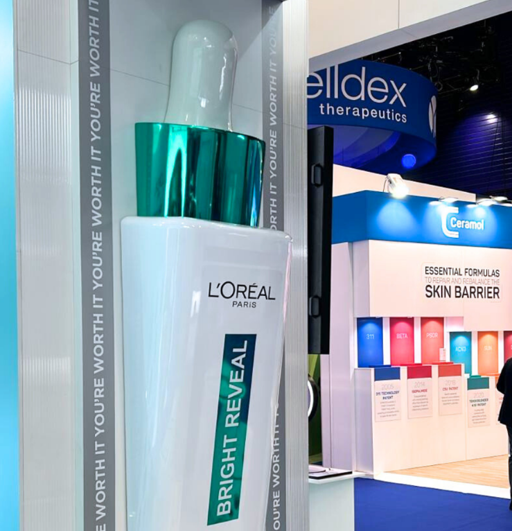 Maquette d’architecture beauté éclairée et animée par ARI Maquette, montrant des spas, des cliniques, des laboratoires, des processus technologiques cosmétiques, des zones retail et des espaces bien-être pour le BEAUTY FORUM MÜNCHEN.